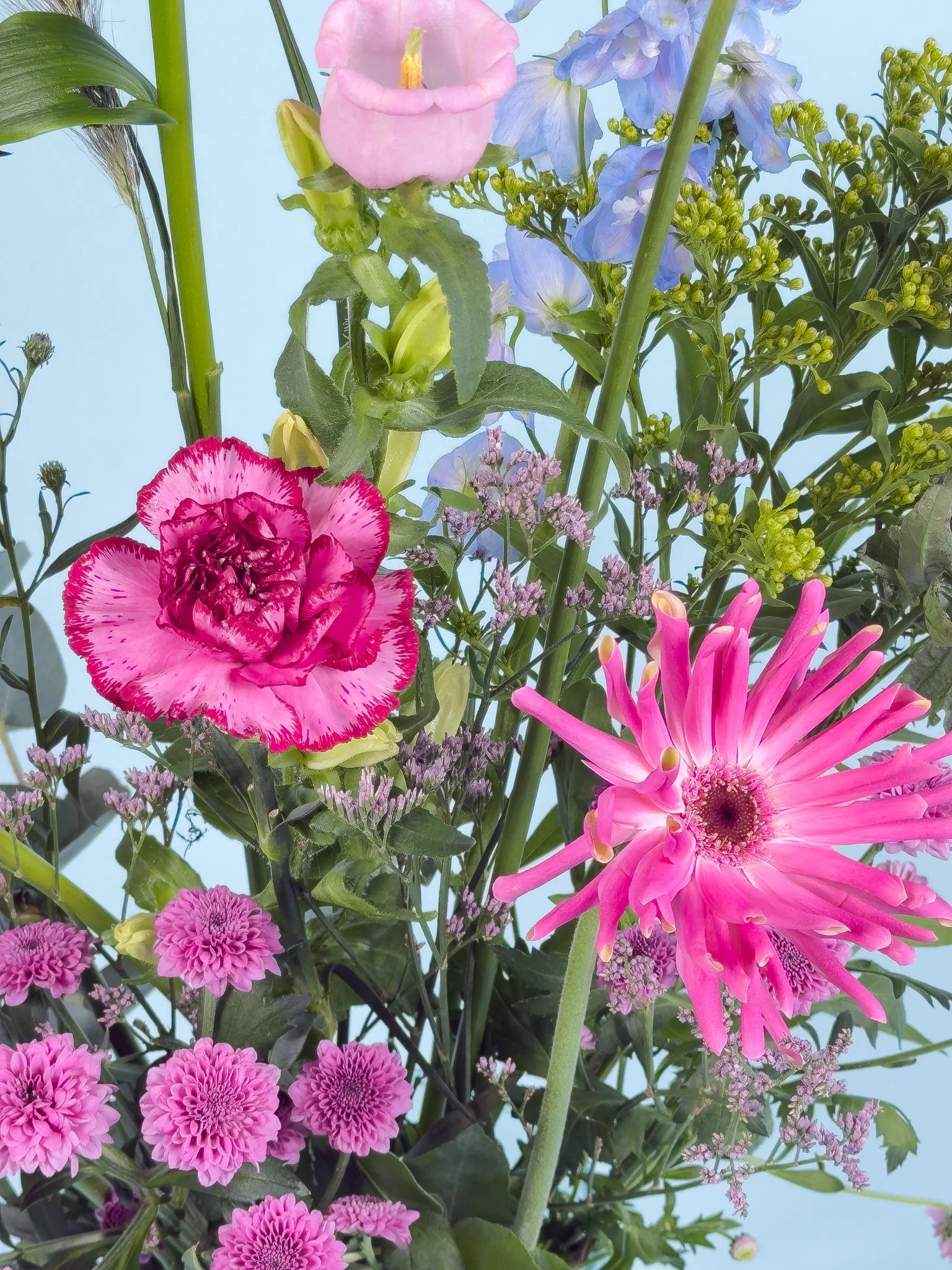 Handgebonden roze boeket met volle bloei, perfect om iemand te verrassen of jezelf te verwennen.