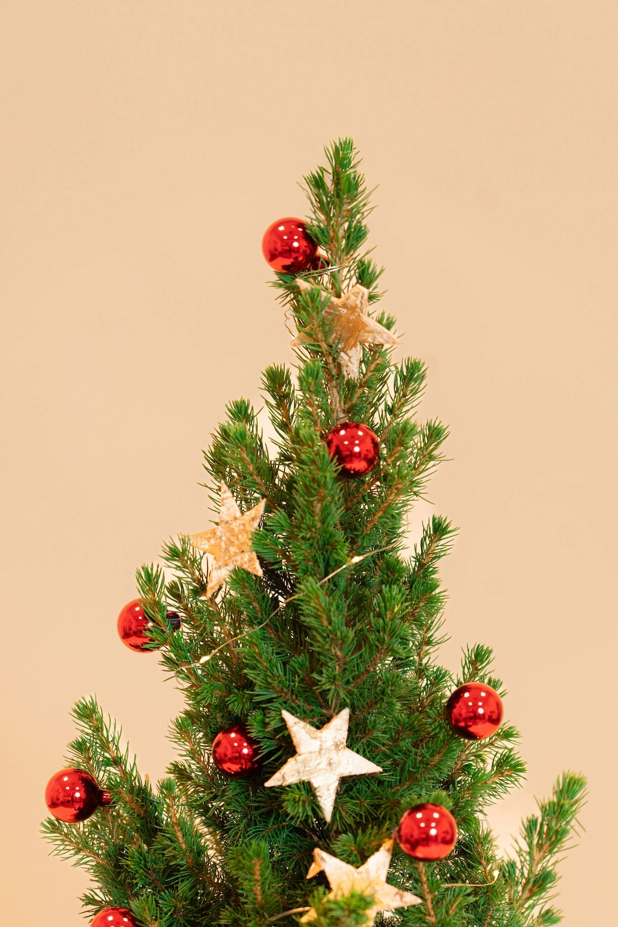 Close-up van het prachtig versierde kerstboompje, een betoverende toevoeging aan elke feestelijke setting