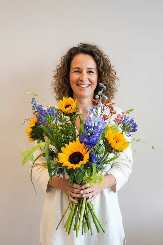 Plukvers zonnebloemen boeket welke altijd een glimlach bezorgd