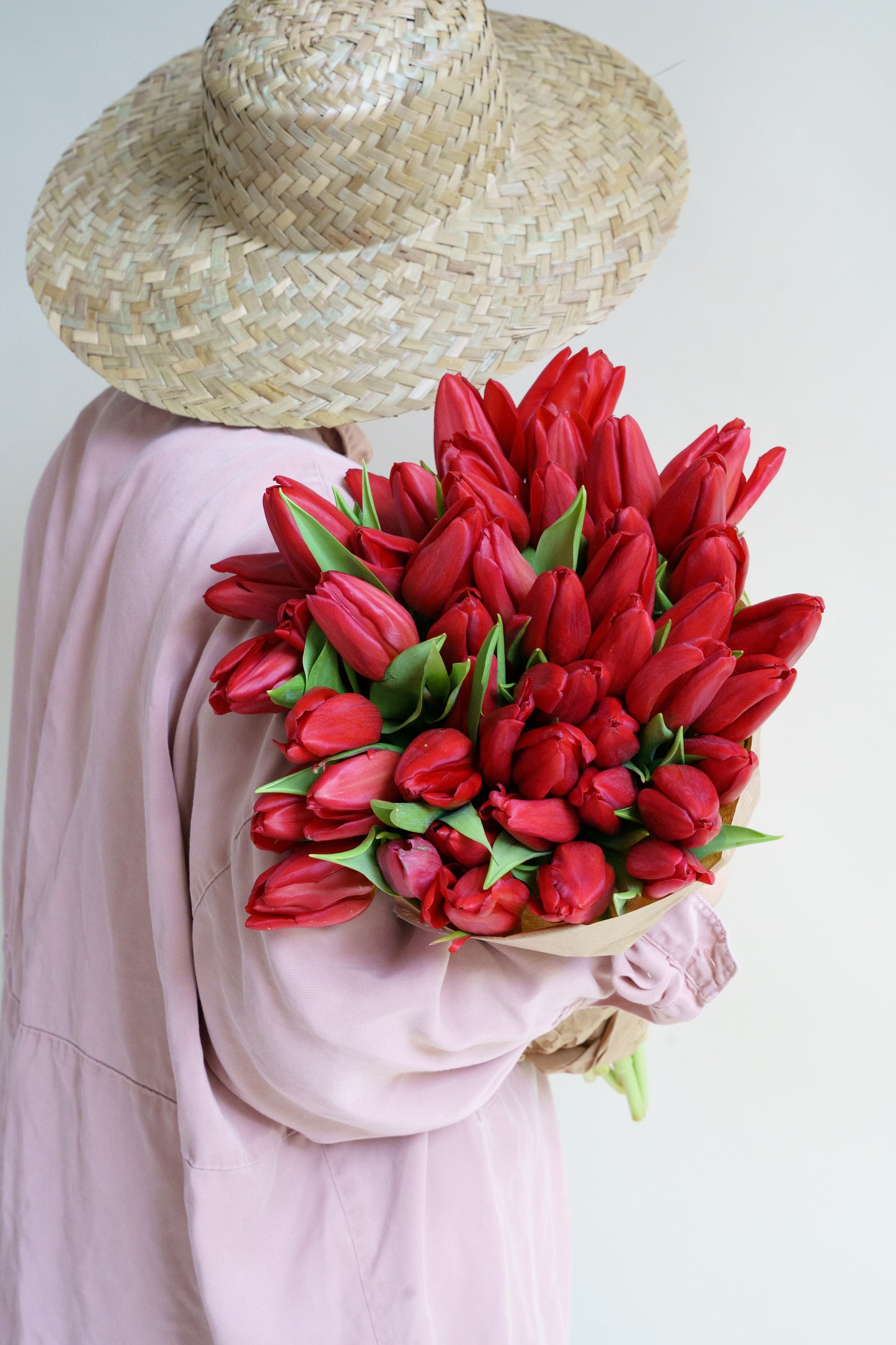 50 Rode tulpen kopen? Enorme grote bloemen unieke kwaliteit welke wij snel bezorgen!