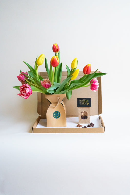 Tulpen cadeau per post! Super leuk brievenbus tulpen cadeau met chocolade en vaasje